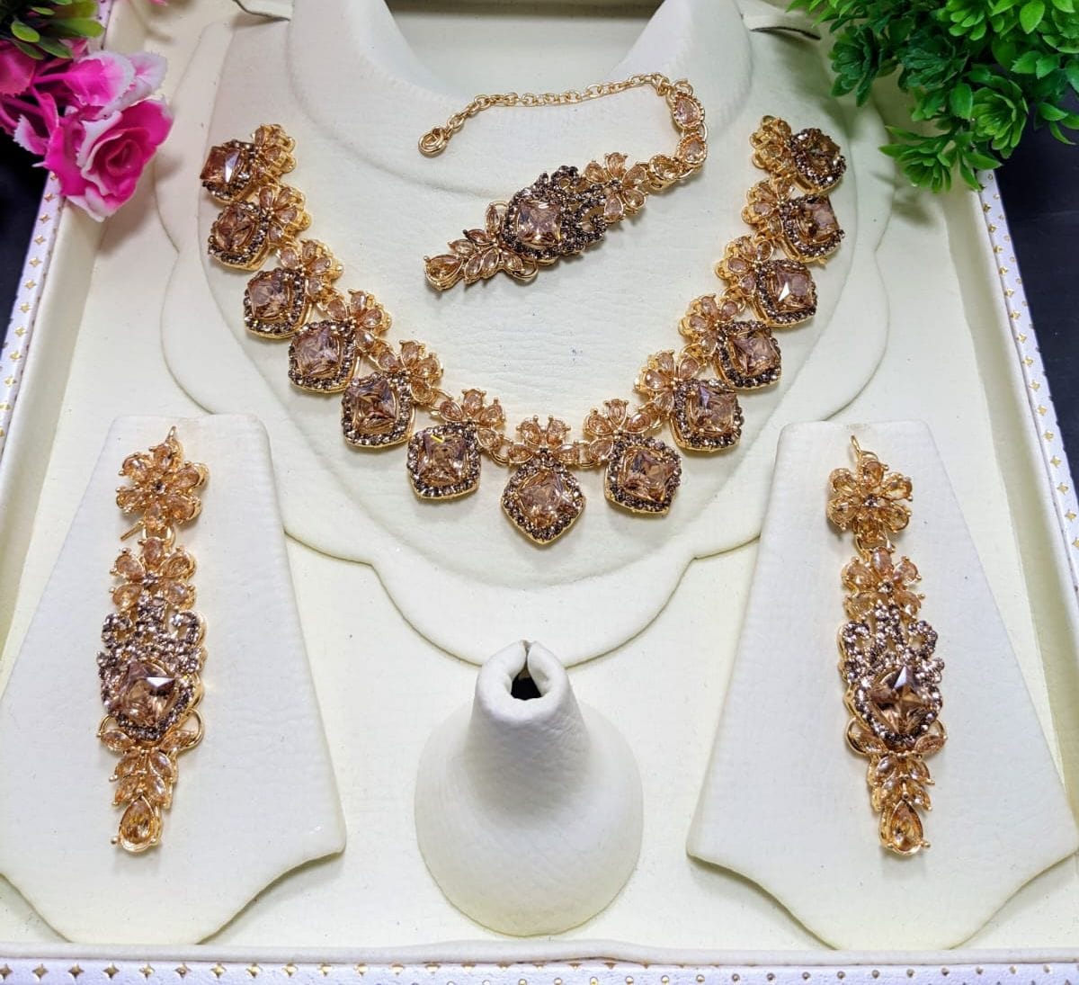 Luxury in Three Tones: Golden Glow,  Red & Sparkling White, 3 variant colors  for the jewelry set