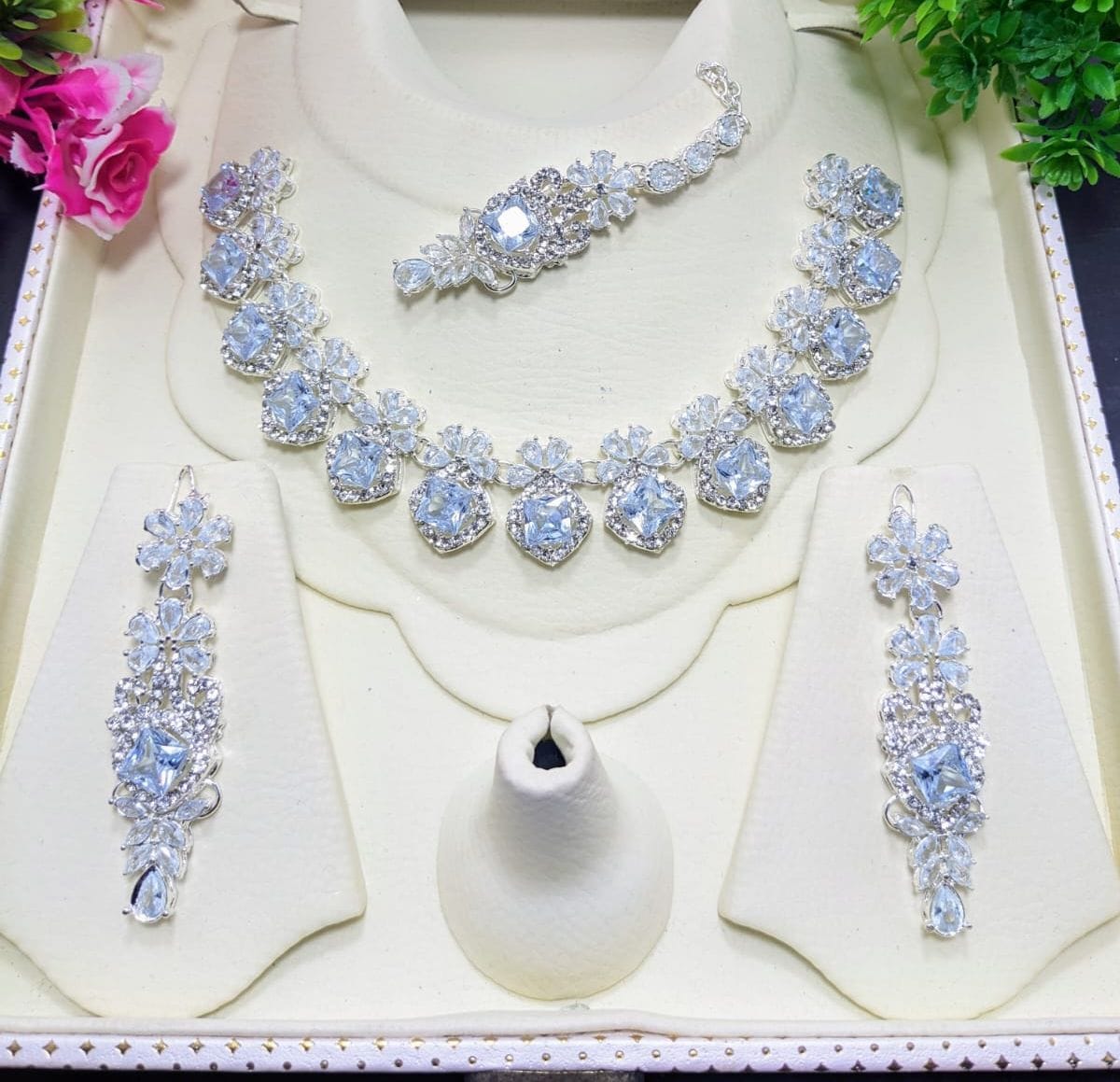 Luxury in Three Tones: Golden Glow,  Red & Sparkling White, 3 variant colors  for the jewelry set